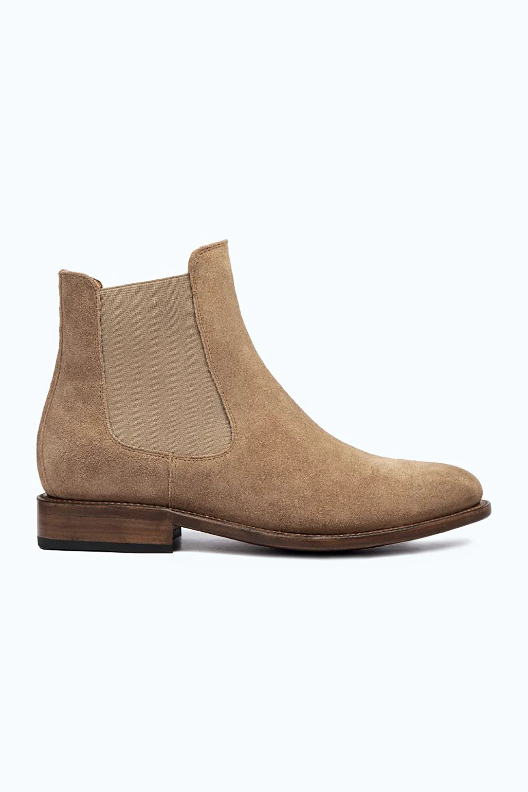 Butte chelsea in warm sand-tone suede