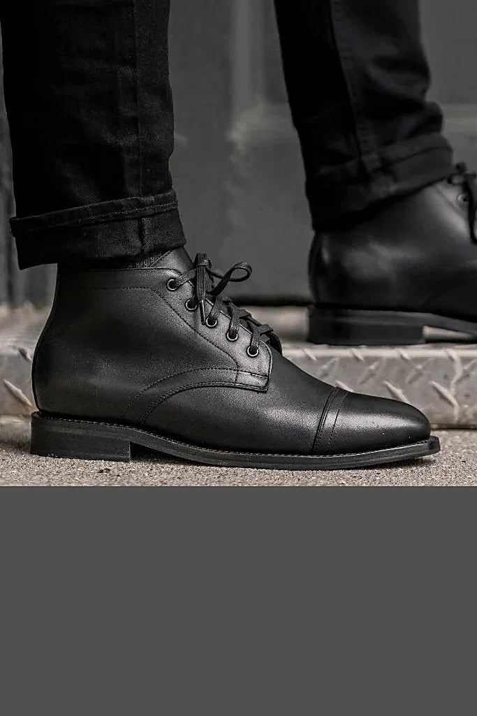 Colton chukka in Black leather
