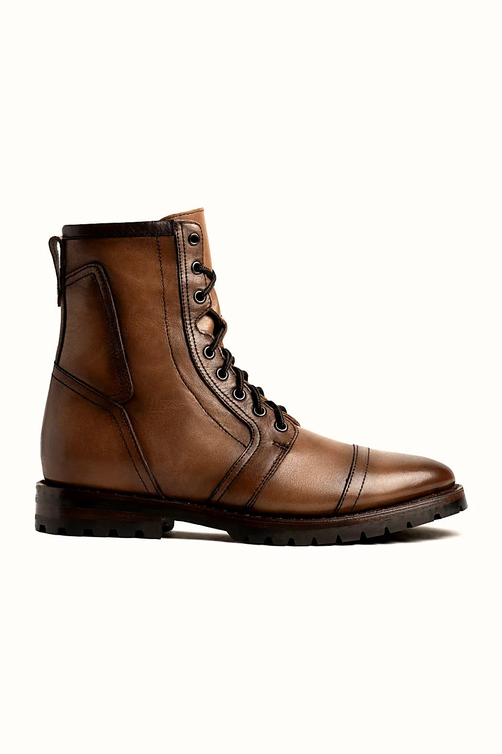 Light full-grain boot on a lug outsole