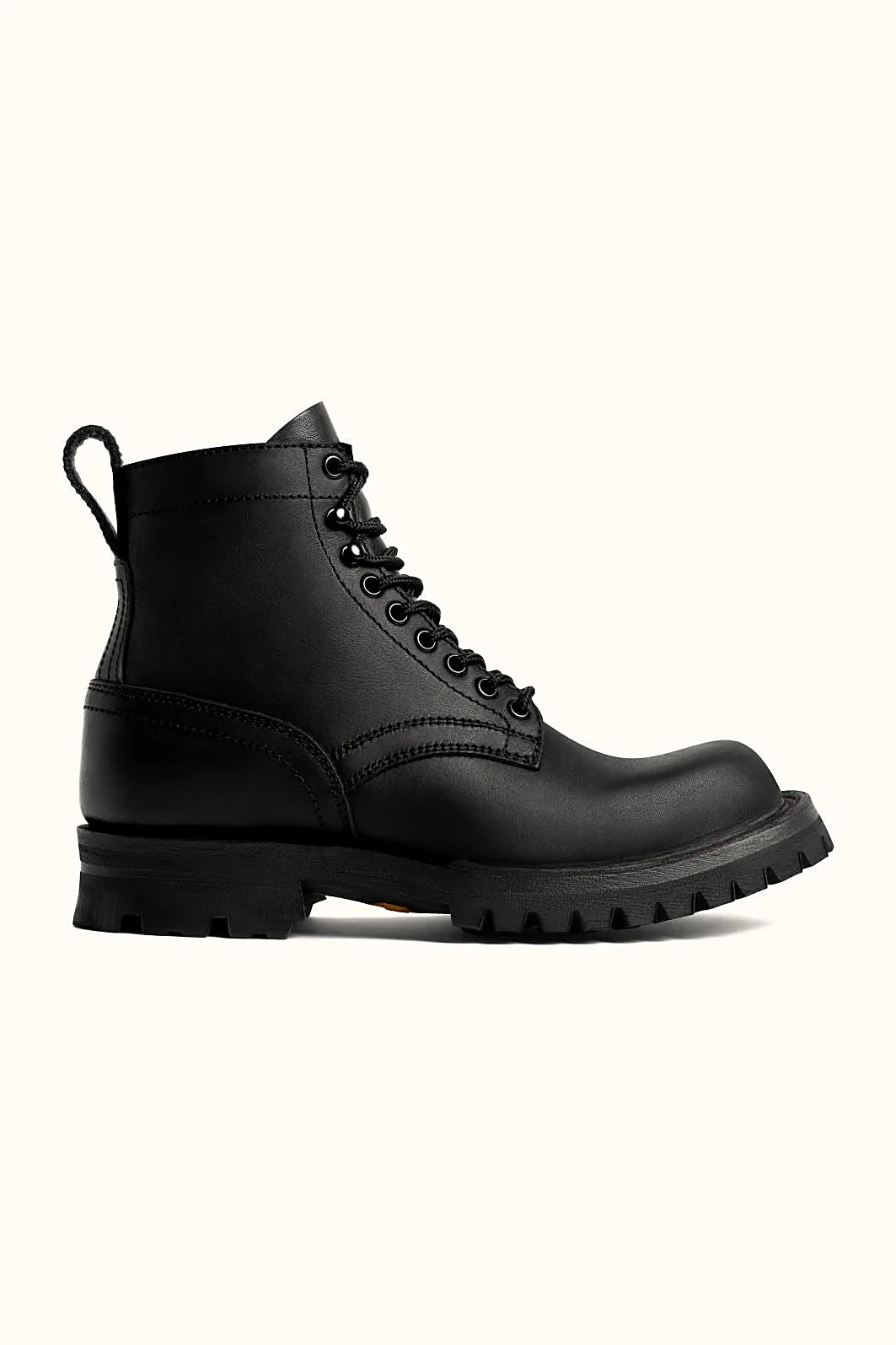 Garnet boot on a V100-pattern lug outsole